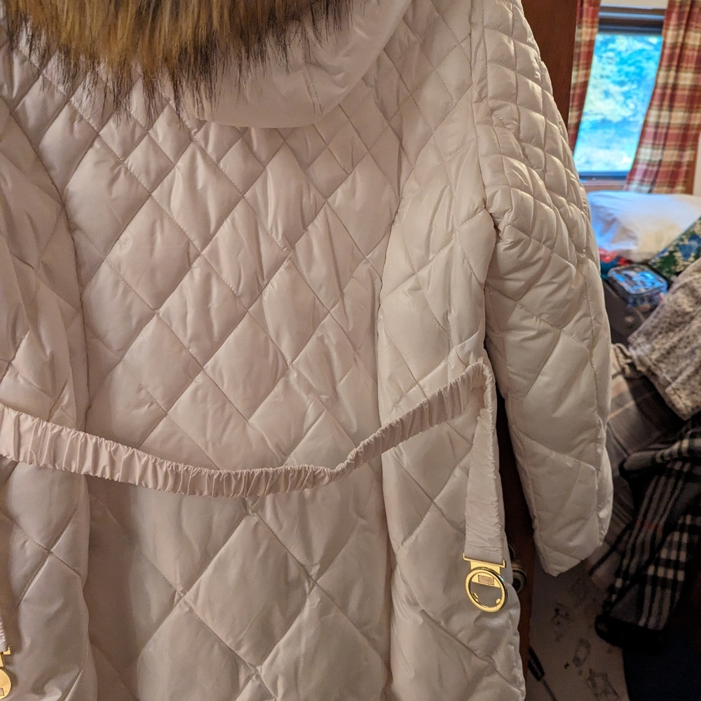 Ladies Guess Coat, White size XL,